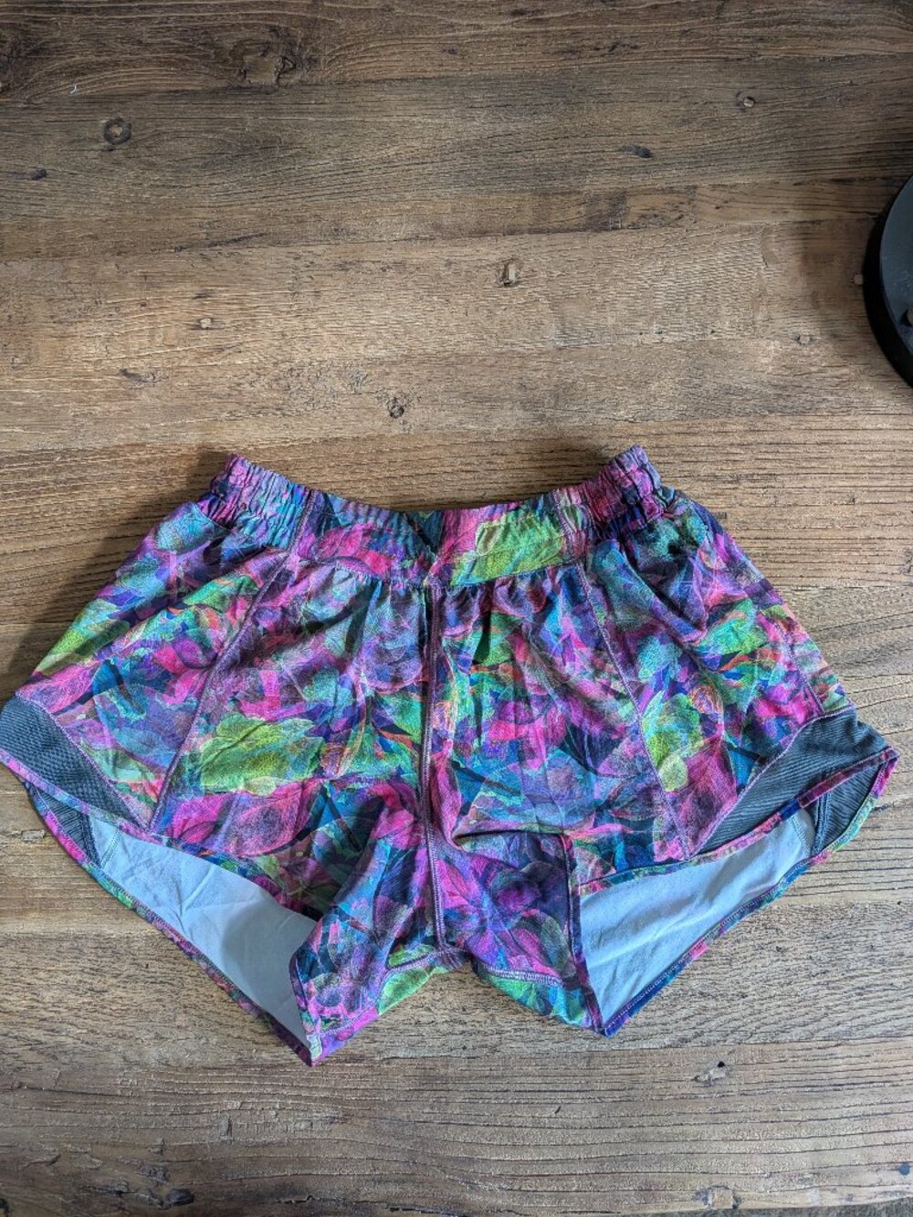 Lululemon Hotty Hot Low-Rise Lined Short 4" Size 8